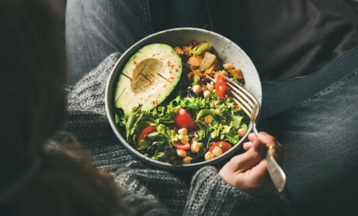 Gjumë i parehatshëm? Ja çfarë mund të konsumoni në darkë për të fjetur sa më mirë dhe pa u ndier të rëndë