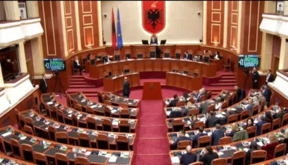 Gjyqi për krime lufte në Hagë, maxhoranca dhe opozita bashkojnë votat në Kuvend në mbrojtje të liderëve të UÇK: Lufta e tyre ishte e drejtë