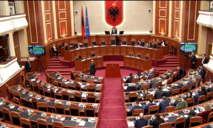 Gjyqi për krime lufte në Hagë, maxhoranca dhe opozita bashkojnë votat në Kuvend në mbrojtje të liderëve të UÇK: Lufta e tyre ishte e drejtë