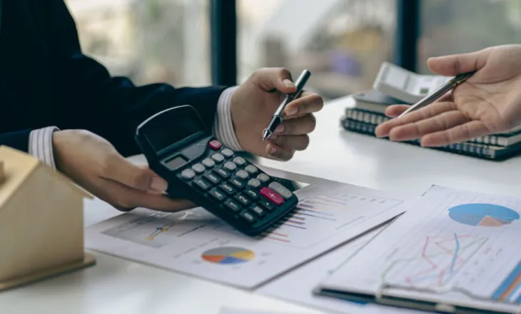 Gjysma e shqiptarëve në pasiguri financiare, 54.5% s’përballojnë dot 1 mijë euro shpenzim të papritur