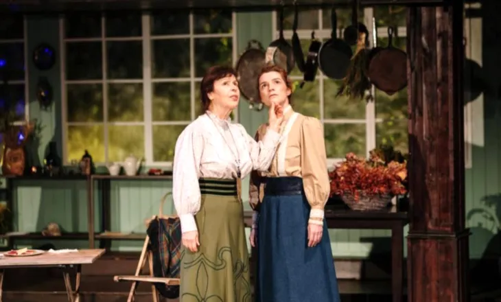 “Gjysmë-jeta e Marie Curie” rikthehet në skenë me aktoret Yllka Mujo dhe Armela Demaj   