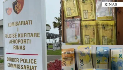 Goditen dy raste të mosdeklarimit të vlerave monetare në kufi, sekuestrohen mbi 26 mijë euro dhe paundë në Rinas