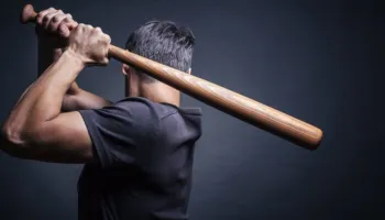 Goditën me sende të forta 34-vjeçarin në lokal, shpallen në kërkim dy persona