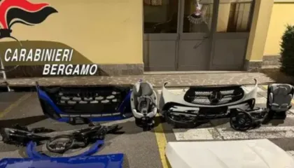 Goditet banda e grabitësve shqiptarë! Çmontonin pjesë nga “Mercedes” dhe “Audi”, përfundojnë në pranga dy të rinjtë në Itali