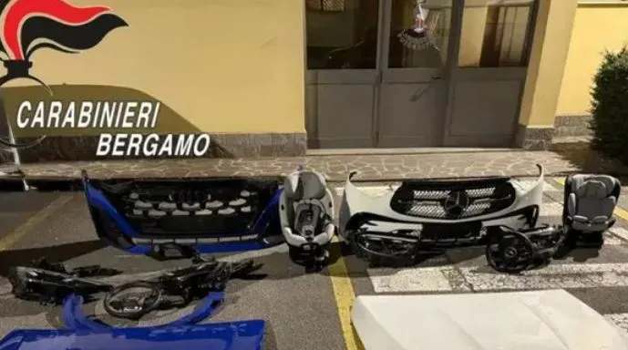 Goditet banda e grabitësve shqiptarë! Çmontonin pjesë nga “Mercedes” dhe “Audi”, përfundojnë në pranga dy të rinjtë në Itali