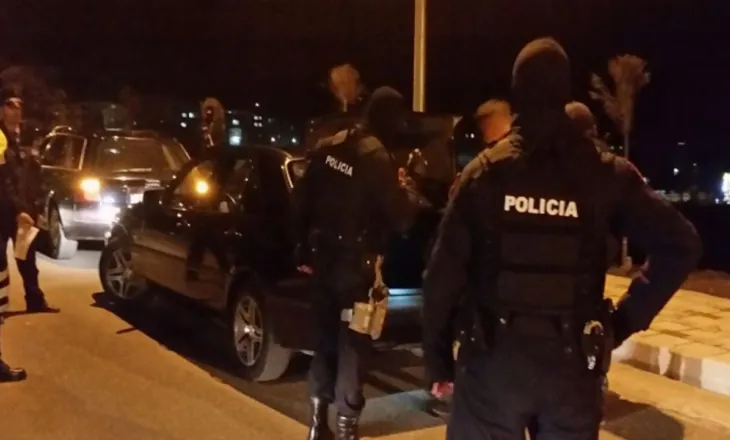 Goditet grupi i strukturuar kriminal në Elbasan/ 3 në pranga, sekuestrohen 45 kg kanabis dhe armë luftarake, plagoset një polic