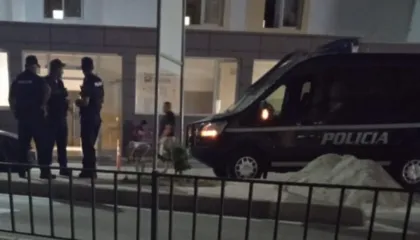 Goditet me grushte dhe sende të forta, 48-vjeçari përfundon në Spital, arrestohet autori