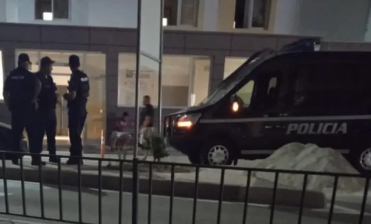 Goditet me grushte dhe sende të forta, 48-vjeçari përfundon në Spital, arrestohet autori