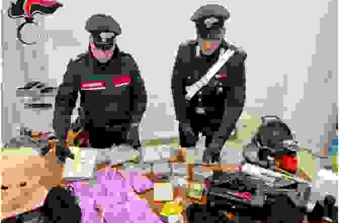 Goditet rrjeti i drogës në Raguzë, arrestohet 28-vjeçari shqiptar, sekuestrohen 10 kg narkotikë dhe dy armë pa leje