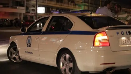 Goditi me shkop berberin dhe i dëmtoi automjetin, arrestohet 25-vjeçari shqiptar në Greqi