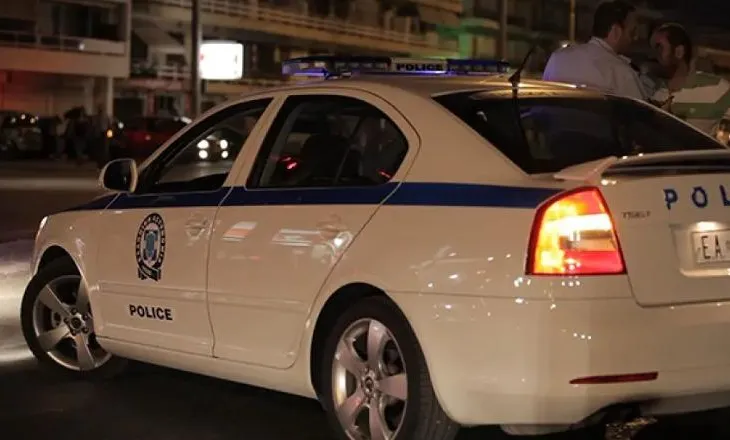 Goditi me shkop berberin dhe i dëmtoi automjetin, arrestohet 25-vjeçari shqiptar në Greqi