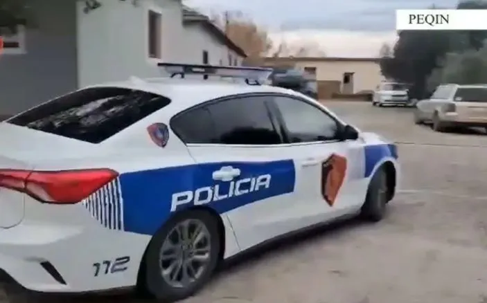 Goditi nxënësin në oborrin e shkollës, procedohet mësuesi në Peqin