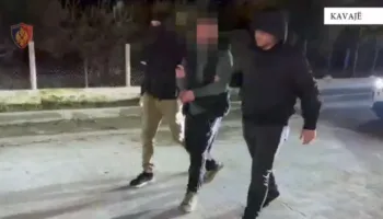 Goditi për vdekje me thikë 48-vjeçarin pas sherrit për parkimin në Kavajë, arrestohet autori