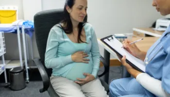 Goditja në tru gjatë shtatzënisë dhe pas lindjes: Rreziqet dhe parandalimi