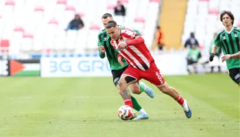 Goleadë shqiptarësh në Turqi, Manaj tund rrjetën dhe jep asisit për Sivasporin