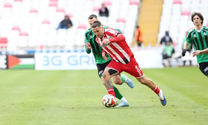 Goleadë shqiptarësh në Turqi, Manaj tund rrjetën dhe jep asisit për Sivasporin