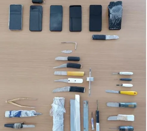 Greqi/ Kontrolle në burgun e Domokos, zbardhen emrat e shqiptarëve që i’u gjetën sende të paligjshme në qeli!