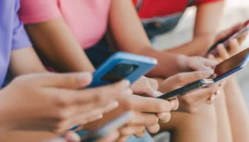 Greqia do të ndalojë përdorimin e rrjeteve sociale për fëmijët nën 15-vjeç