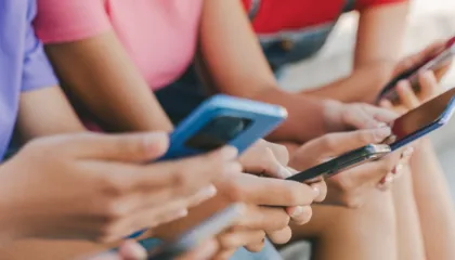 Greqia do të ndalojë përdorimin e rrjeteve sociale për fëmijët nën 15-vjeç