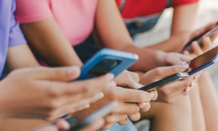 Greqia do të ndalojë përdorimin e rrjeteve sociale për fëmijët nën 15-vjeç