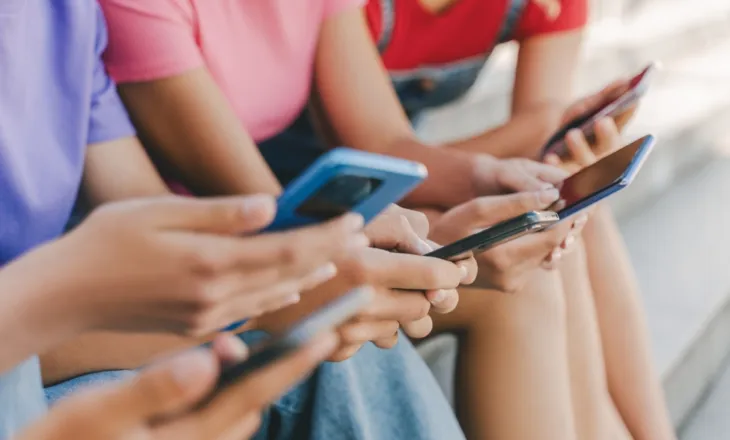 Greqia drejt ndalimit të rrjeteve sociale për fëmijët nën 15 vjeç