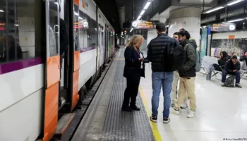 Greva e drejtuesve të trenave paralizon shërbimet hekurudhore në Spanjë për shkak të shqetësimeve të sigurisë