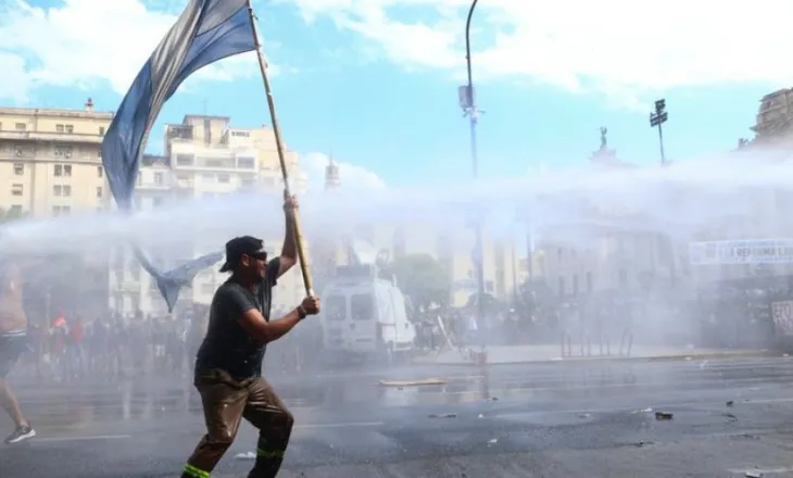 Grevë  e përgjithshme në Argjentinë, punëtorët kundër reformës së punës të Mileit