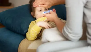 Gripi “mbingarkon” Pediatrinë në Elbasan, mbi 110 fëmijë çdo ditë në urgjencë, rriten ndjeshëm shtrimet