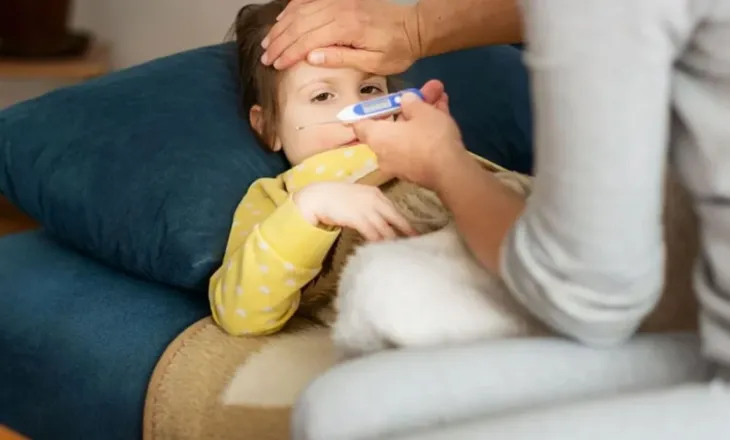 Gripi “mbingarkon” Pediatrinë në Elbasan, mbi 110 fëmijë çdo ditë në urgjencë, rriten ndjeshëm shtrimet