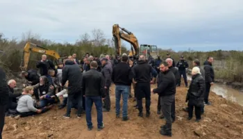 Gurë në drejtim të fadromave/ Tensione në protestën e banorëve të Rrjollit, bllokojnë punimet, policia në vendngjarje
