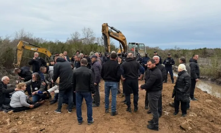 Gurë në drejtim të fadromave/ Tensione në protestën e banorëve të Rrjollit, bllokojnë punimet, policia në vendngjarje