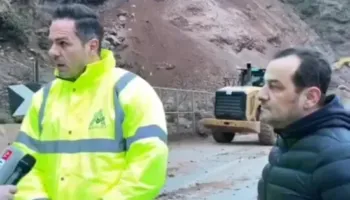 Gurët e dheu bllokuan Qafë-Thanën, drejtori i ARRSH: Shembja është fenomen natyror, nuk kanë ndikuar punimet