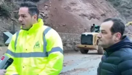 Gurët e dheu bllokuan Qafë-Thanën, drejtori i ARRSH: Shembja është fenomen natyror, nuk kanë ndikuar punimet