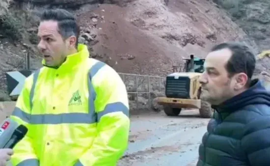 Gurët e dheu bllokuan Qafë-Thanën, drejtori i ARRSH: Shembja është fenomen natyror, nuk kanë ndikuar punimet