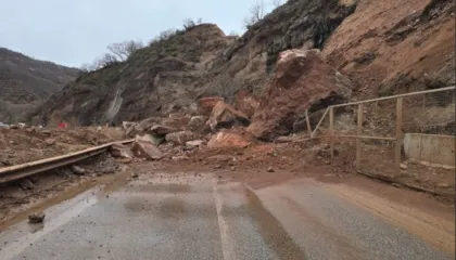 ‘Hajdutë, mashtrues’/ Qytetarët masakrojnë Taulant Ballën pasi postoi video nga bllokimi i rrugës në Dragostunjë