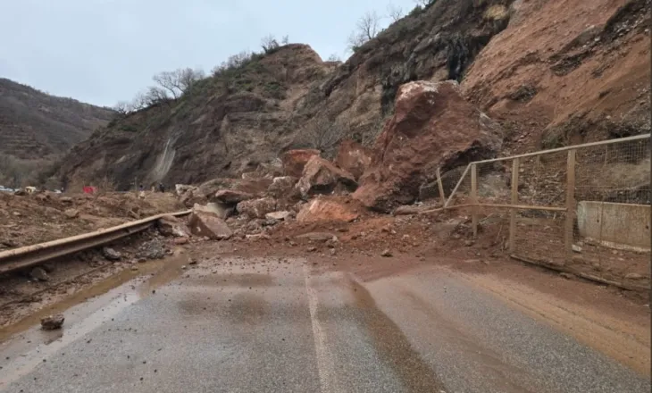 ‘Hajdutë, mashtrues’/ Qytetarët masakrojnë Taulant Ballën pasi postoi video nga bllokimi i rrugës në Dragostunjë