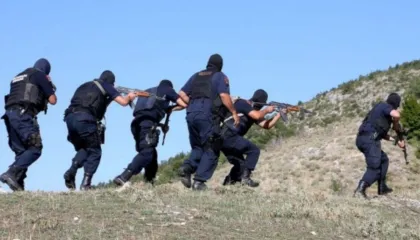 Hapën zjarr ndaj policisë në Morinë, dënohen 7 shtetas të huaj që trafikonin klandestinë