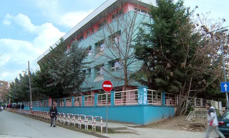 “Hidhuni nga ballkoni se ngjalleni”, flasin nxënësit e shkollës ku mësuesi predikonte fenë e Jehovait