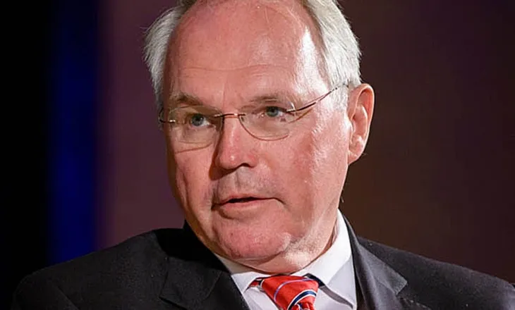 Hill zbardh prapaskenat e viteve ’90: Nga “e vërteta” për Nanon te ftohja me Berishën