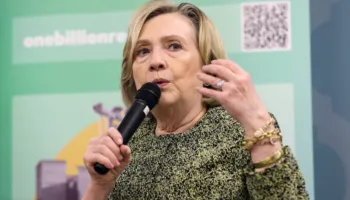 Hillary Clinton akuzon Trumpin për fshehje të çështjes Epstein, pak para dëshmisë së saj