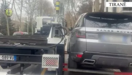 Hiqen me karrotrec makinat që bllokojnë korsitë në Tiranë!