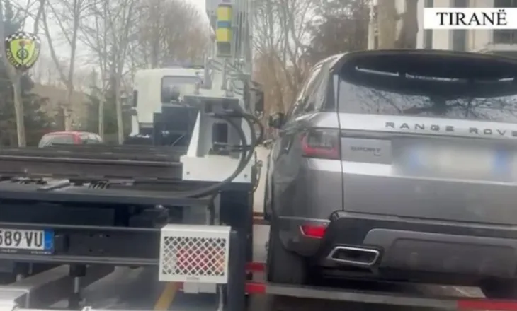 Hiqen me karrotrec makinat që bllokojnë korsitë në Tiranë!