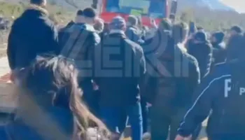 “Hiqi duart, jam shtatzënë”! Tensione në Rrjoll, përplasje mes protestuesve dhe policisë (VIDEO)