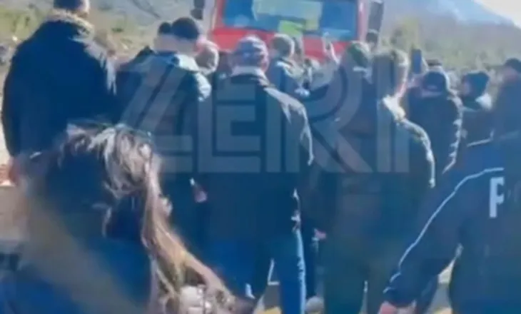 “Hiqi duart, jam shtatzënë”! Tensione në Rrjoll, përplasje mes protestuesve dhe policisë (VIDEO)