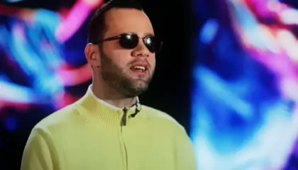 Historia e një djali të verbër që po i hap sytë Shqipërisë