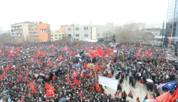 “Historia nuk mund të rishkruhet”/ Mbyllet marshimi, mijëra qytetarë kërkojnë drejtësi për ish-krerët e UÇK-së