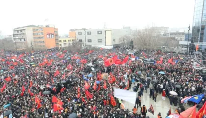 “Historia nuk mund të rishkruhet”/ Mbyllet marshimi, mijëra qytetarë kërkojnë drejtësi për ish-krerët e UÇK-së