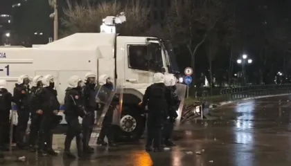 Hodhën molotovë drejt Kryeministrisë dhe Kuvendit, shoqërohen në polici 30 persona