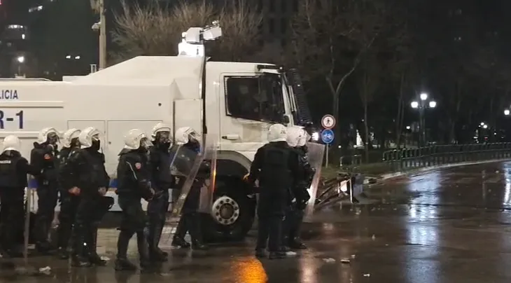 Hodhën molotovë drejt Kryeministrisë dhe Kuvendit, shoqërohen në polici 30 persona