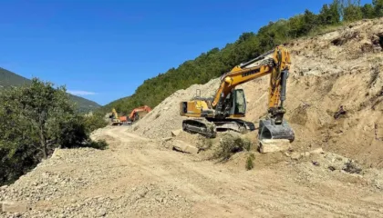 Hodhi inerte në tokën e një banori të zonës, nën hetim inxhinieri i rrugës Ballaban-Berat